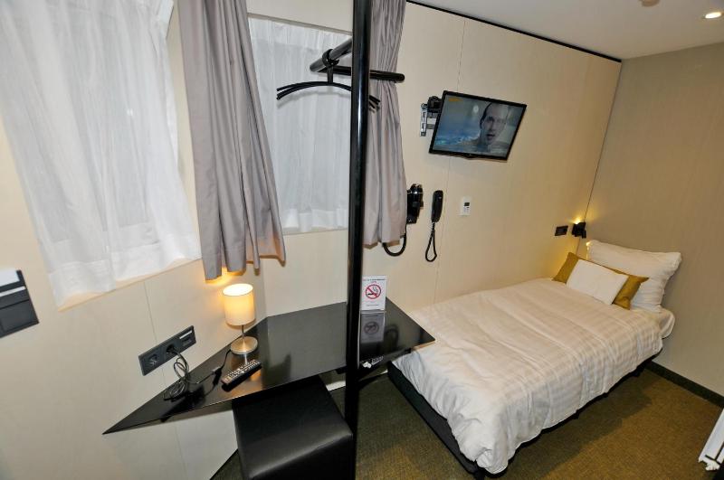 Single Room image 4