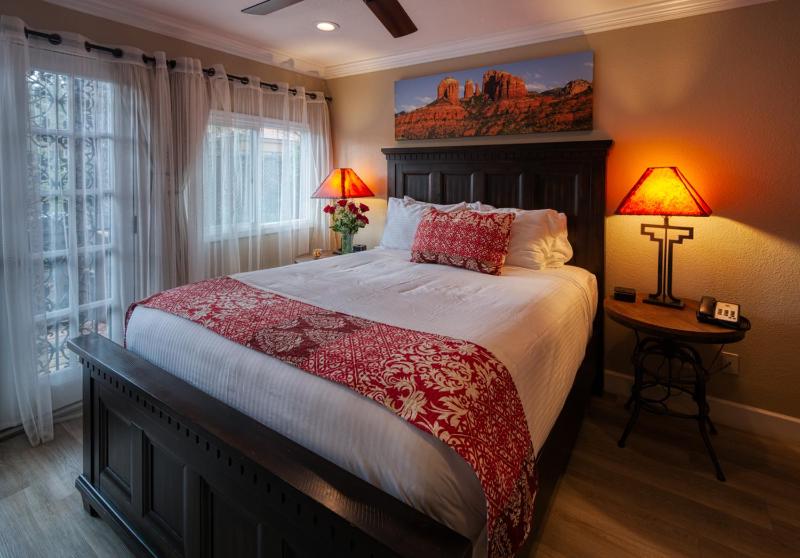 Queen Room image 2