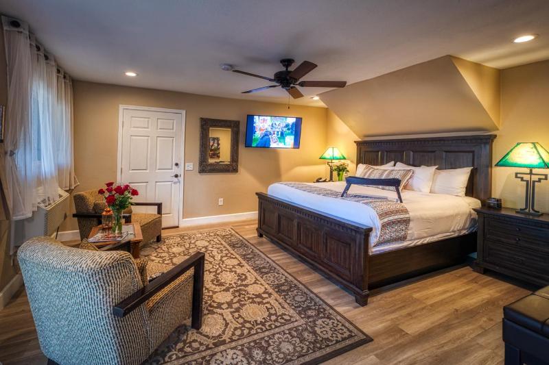 Lantern Light Inn - Romantic Getaway - image 20