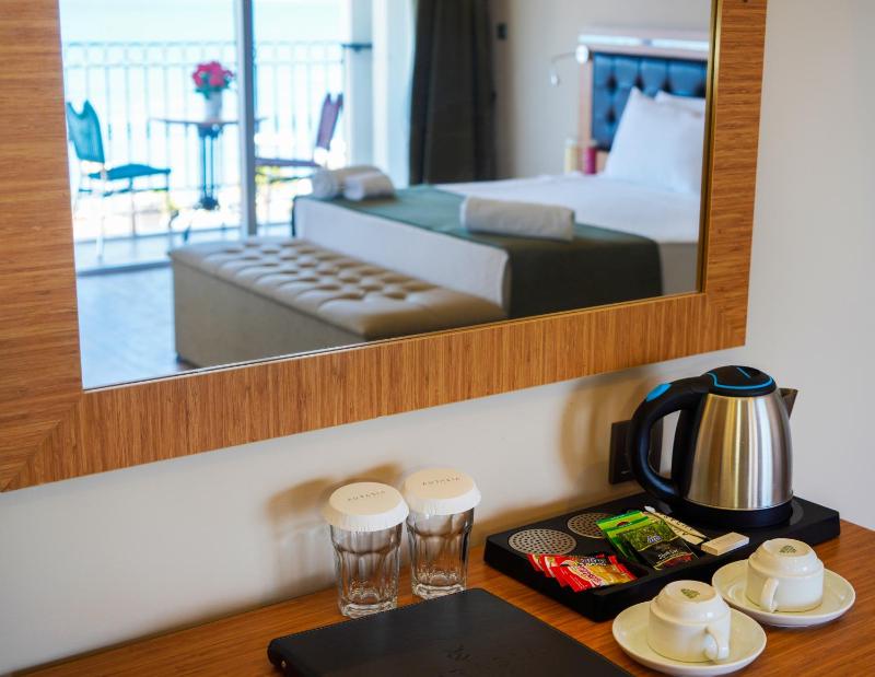 Deluxe Double Room with Sea View image 3