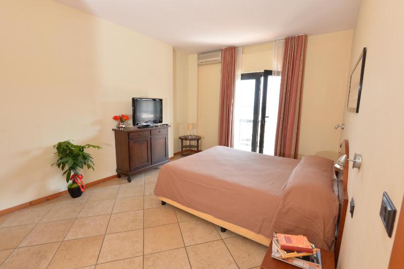 One-Bedroom Apartment image 4