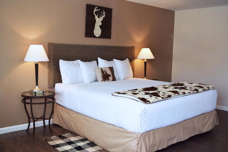 Standard King Room image 3