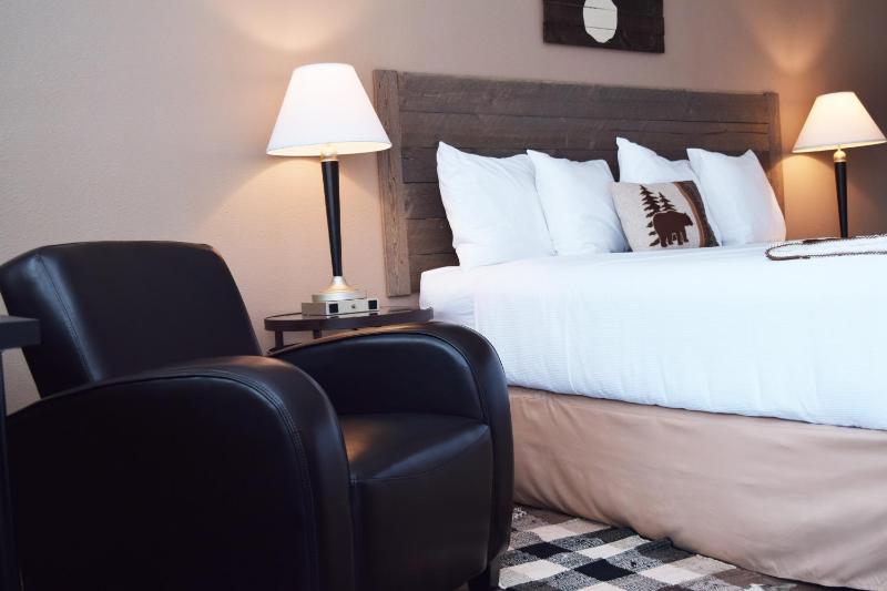 Standard King Room image 4