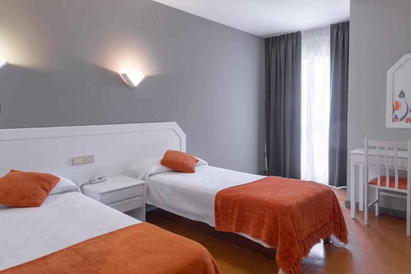 Double or Twin Room image 4