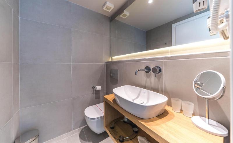 Standard Double or Twin Room with Garden View image 4