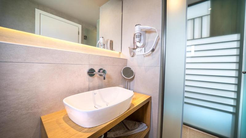 Superior Double or Twin Room with Side Sea View image 4