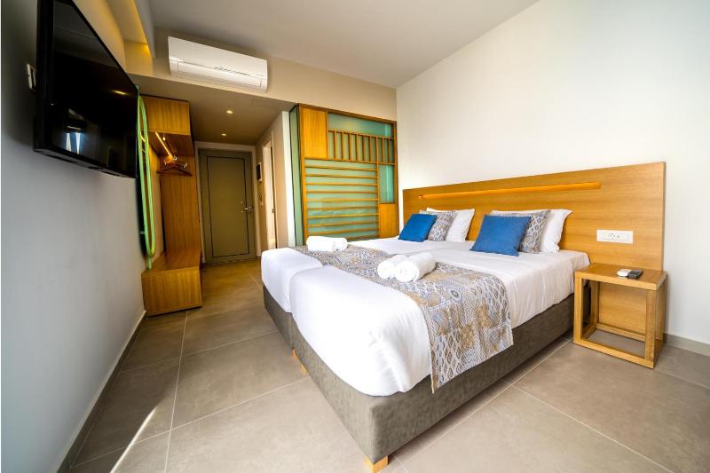 Superior Double or Twin Room with Side Sea View image 3