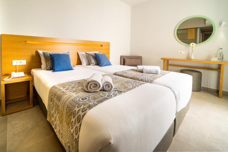 Superior Double or Twin Room with Side Sea View image 2