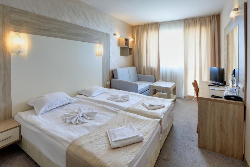 Twin Room image 4