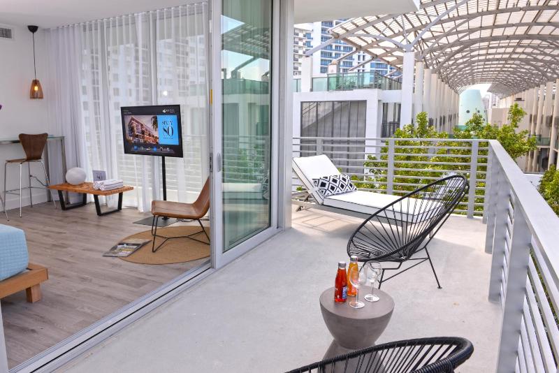 Penthouse Corner Studio with Kitchenette and Terrace image 3