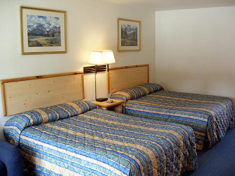 Queen Room with Two Queen Beds - Non-Smoking image 1