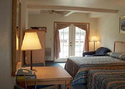 Queen Room with Two Queen Beds with View - Non-Smoking image 2