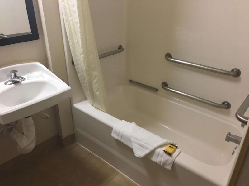Queen Room with Two Queen Beds - Non-Smoking/Disability Access image 2