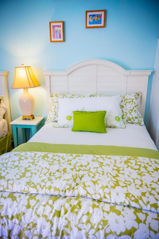 Queen Room with Kitchenette image 4
