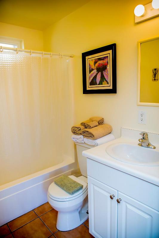 Queen Room with Kitchenette image 3