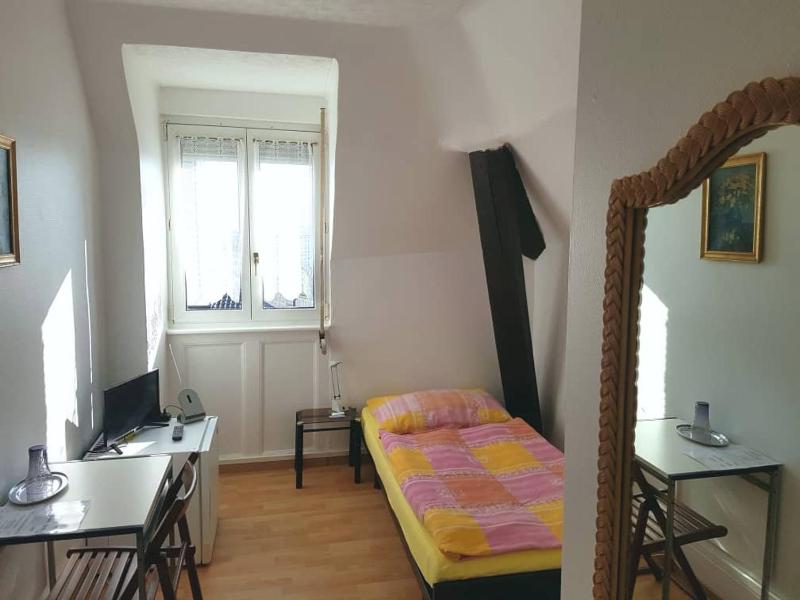 Small Single Room image 2