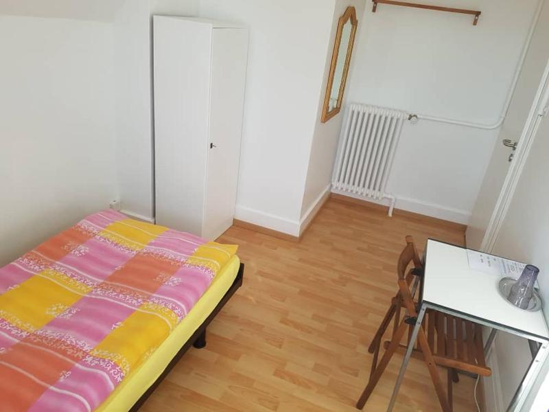 Small Single Room image 3