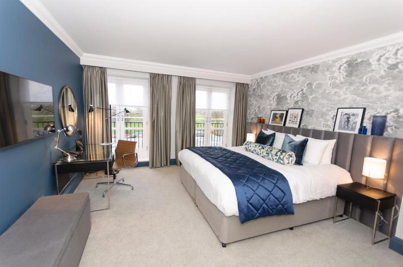 Classic Double Room with Bath image 4