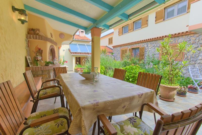 Studio Apartment with Sea View image 4