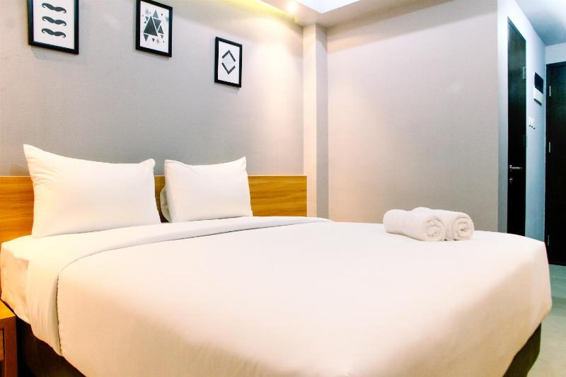 Modern and Comfy Studio Apartment No Kitchen Mustika Golf Residence By Travelio - image 4