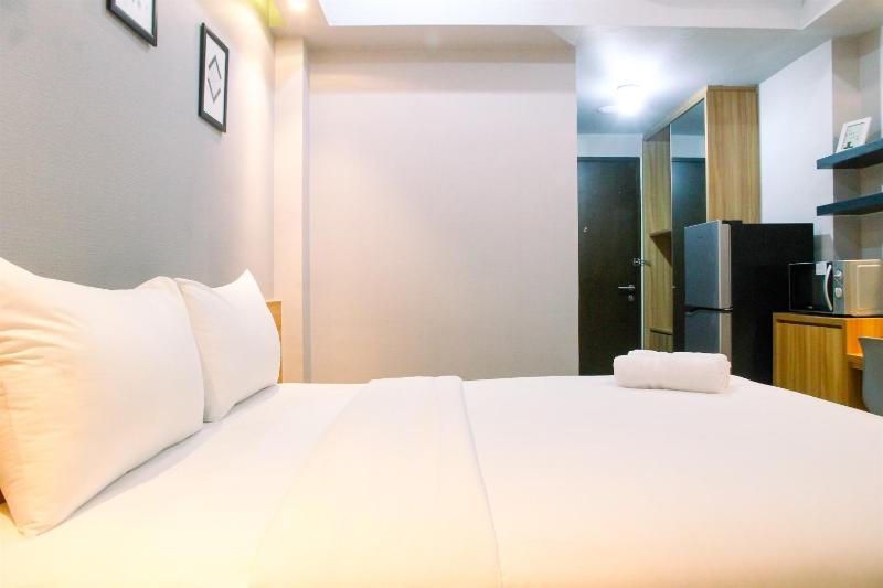Modern and Comfy Studio Apartment No Kitchen Mustika Golf Residence By Travelio - image 10