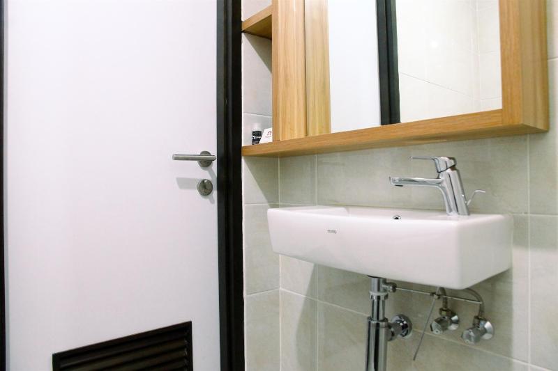 Modern and Comfy Studio Apartment No Kitchen Mustika Golf Residence By Travelio - image 12