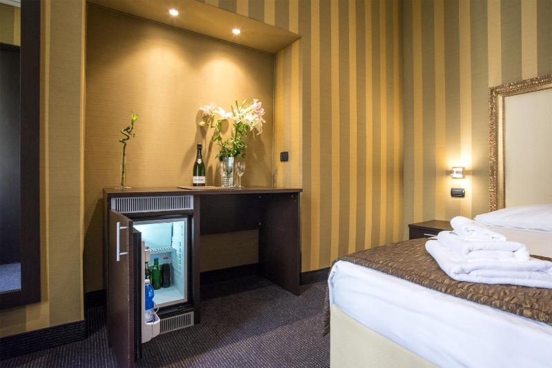Deluxe Double or Twin Room image 2