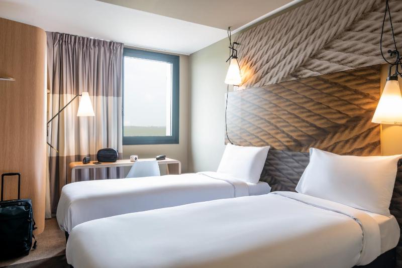 Standard Twin Room image 1