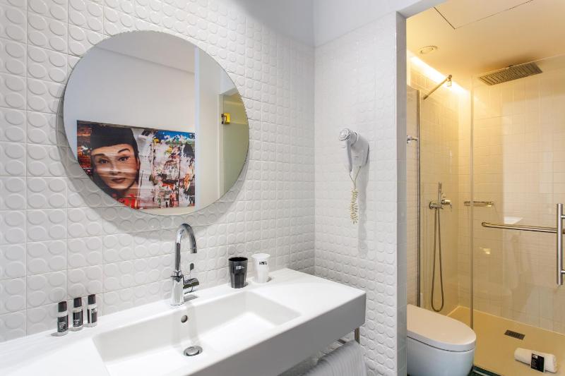 Double or Twin Room with Balcony image 4