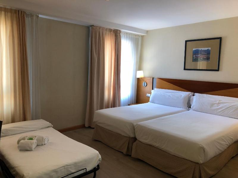  Standard double room (2 adults + 1 child) image 2