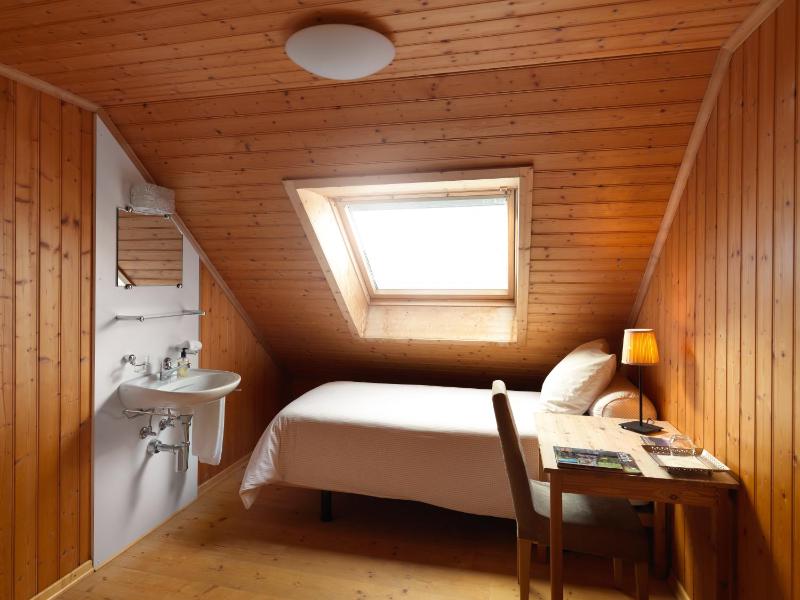 Single Room with Shared Bathroom image 3