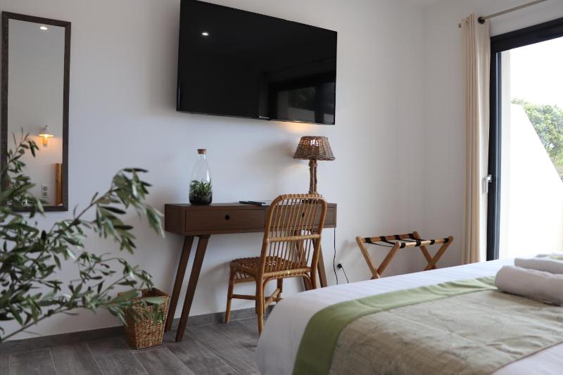 Superior King Room image 3