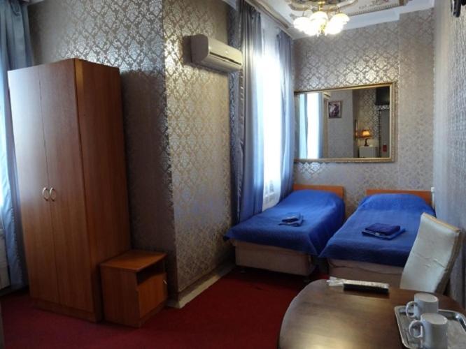 Triple Room with Private Bathroom image 3