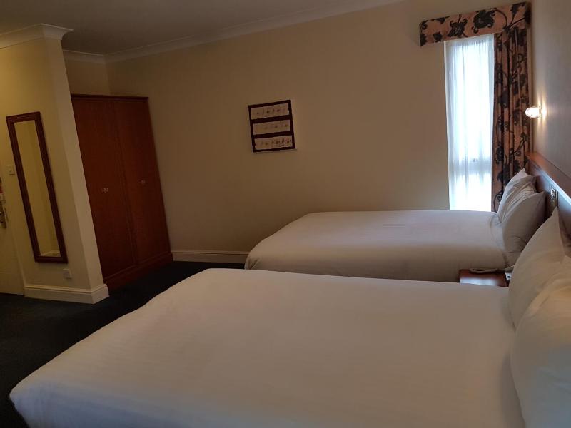Standard Twin Room image 1