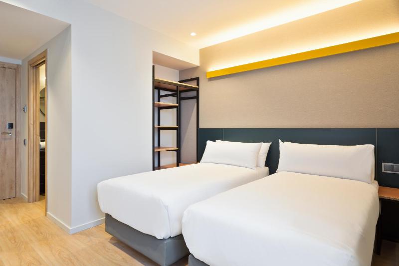 Double or Twin Room image 3