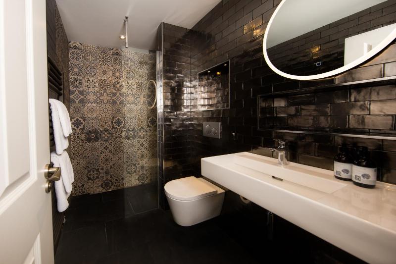 Deluxe King Room image 3