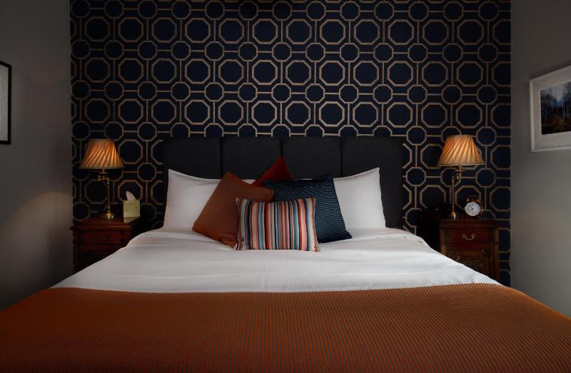 Deluxe King Room image 2