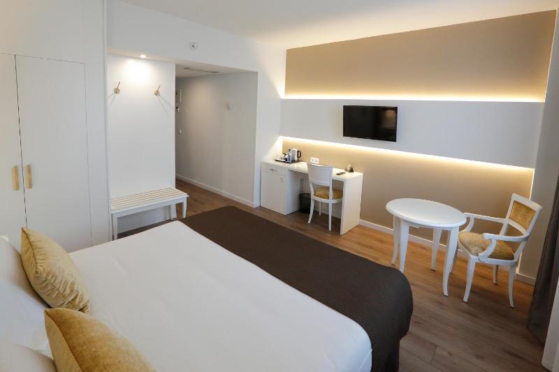 Deluxe King Room image 3
