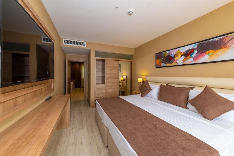 Deluxe Suite image 3