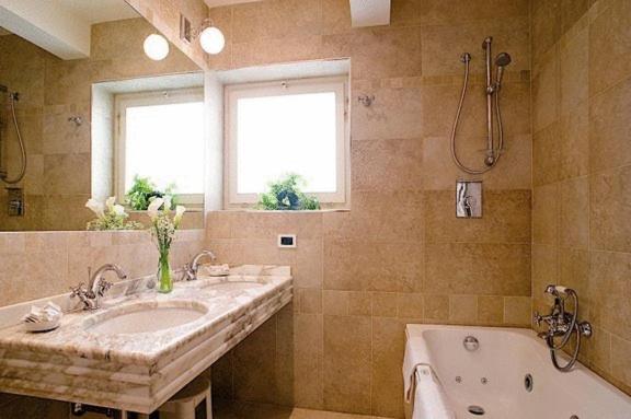 Double or Twin Room image 2