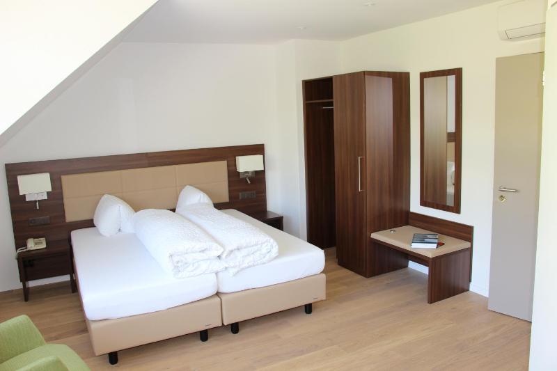 Twin Room with Lake View image 1