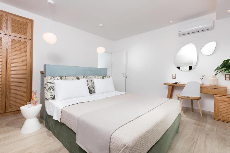 Deluxe Suite with Sea View image 1