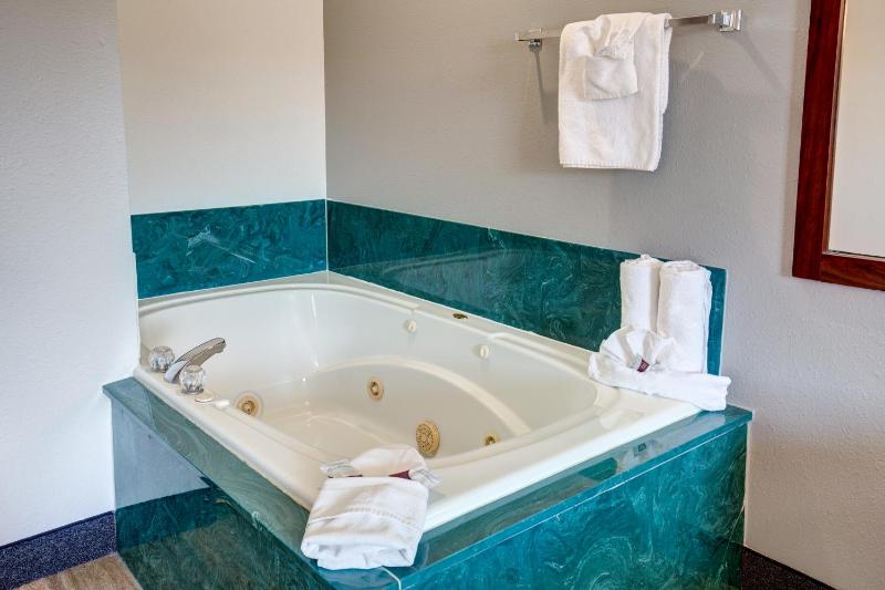 King Room with Spa Bath image 4