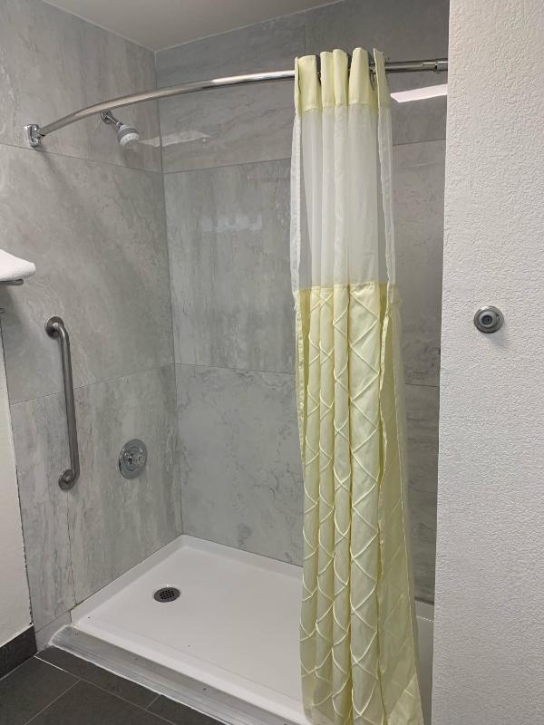 King Room with Bath Tub - Disability Access image 2