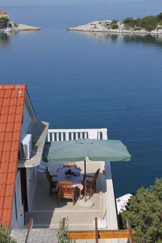 One-Bedroom Apartment with Terrace and Sea View image 3