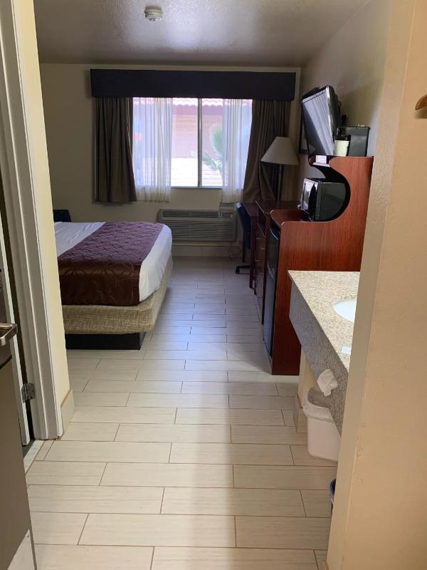 King Room - Pet-Friendly image 3