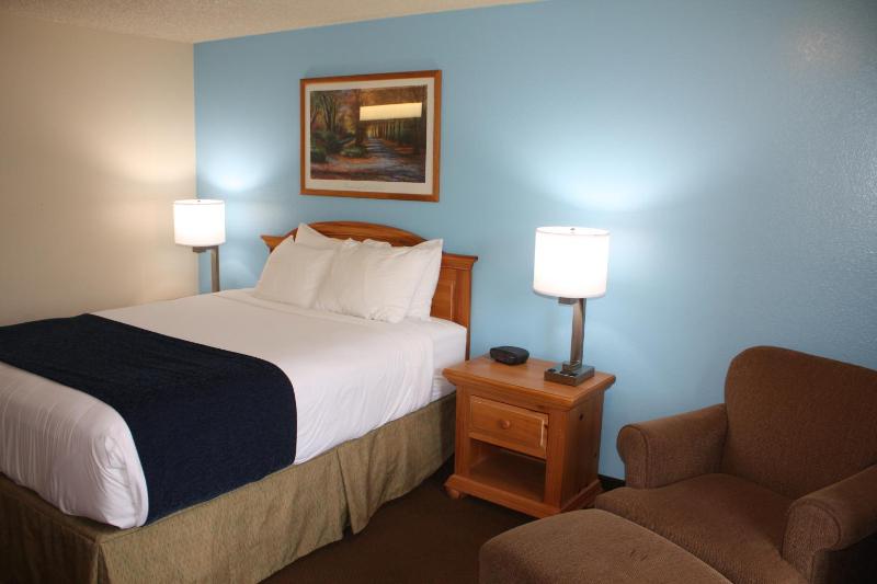 Queen Room with River View - Non-Smoking image 3