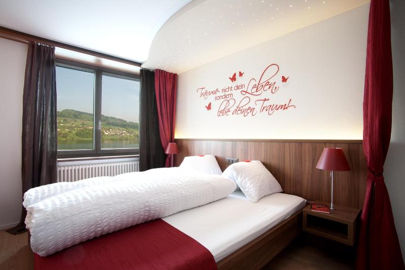 Twin Room with Lake View image 2