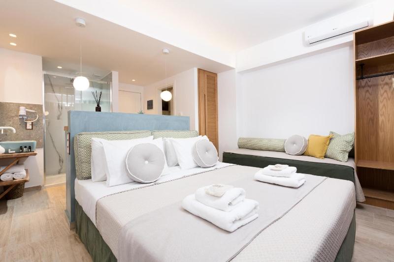 Deluxe Triple Room with Sea View image 3