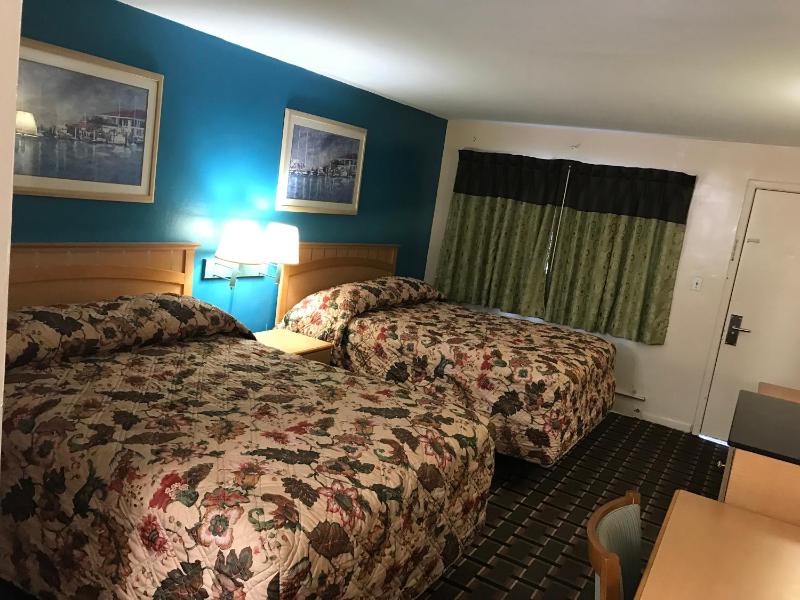 Queen Room with Two Queen Beds image 2